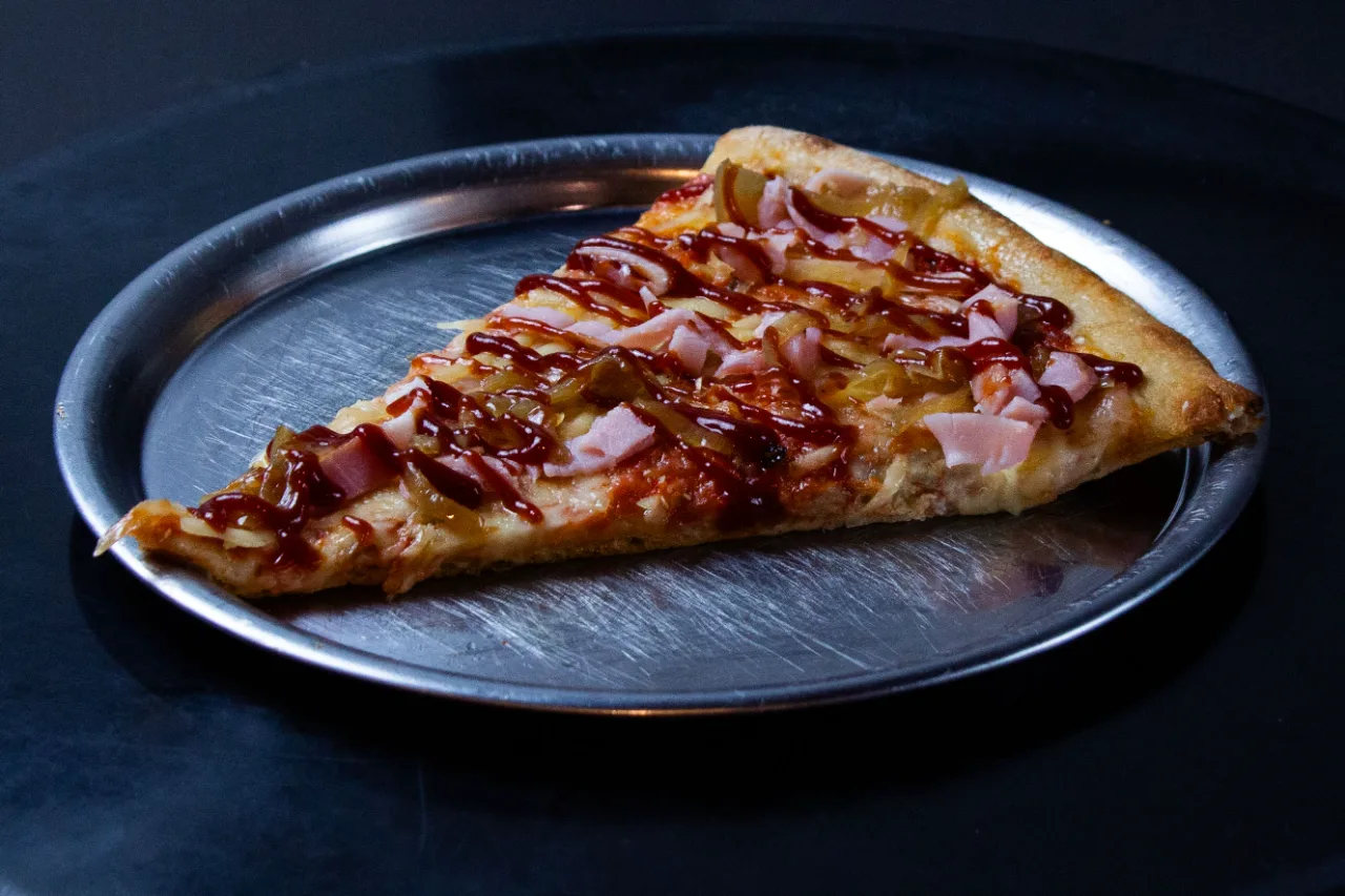 Pizza con tomates y pesto — fotografía gastronómica