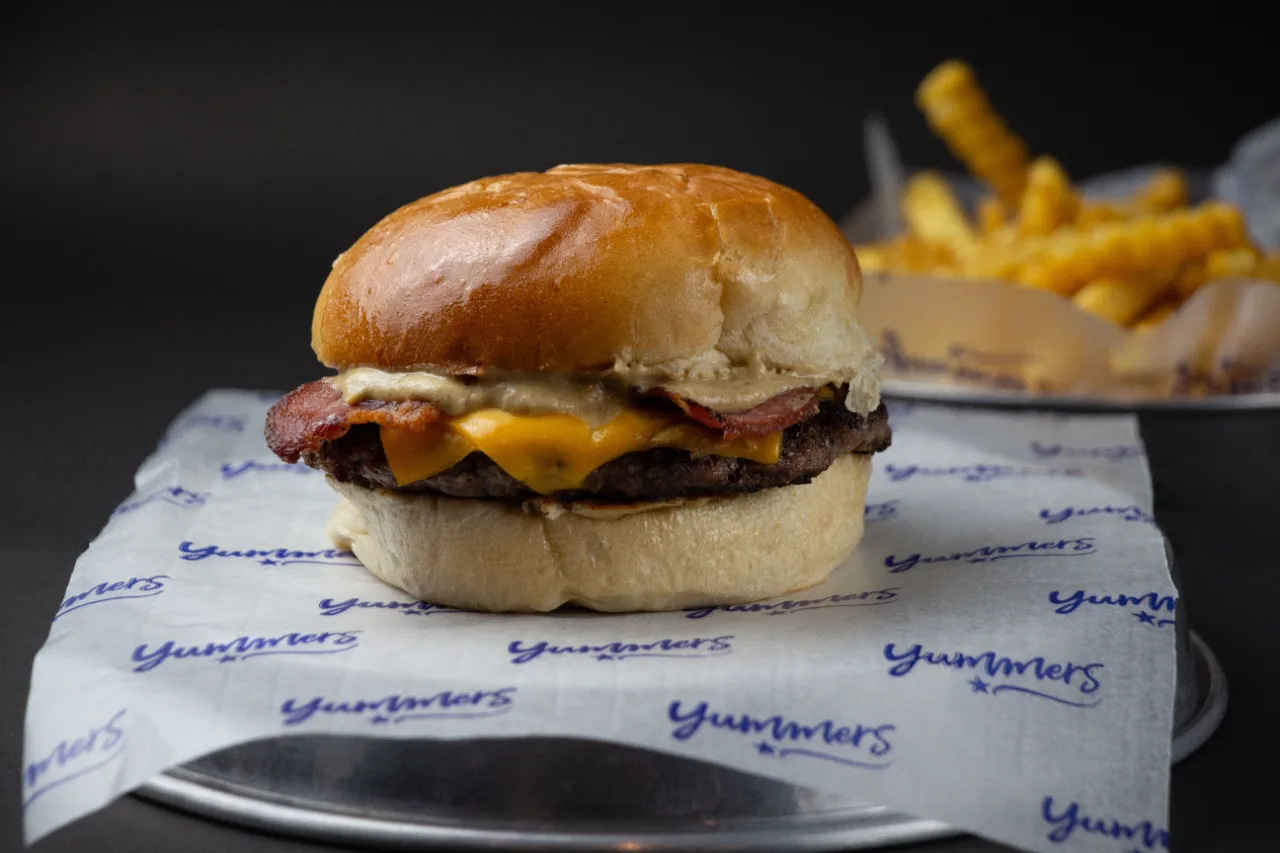 Hamburguesa con bacon y cheddar — Yummers