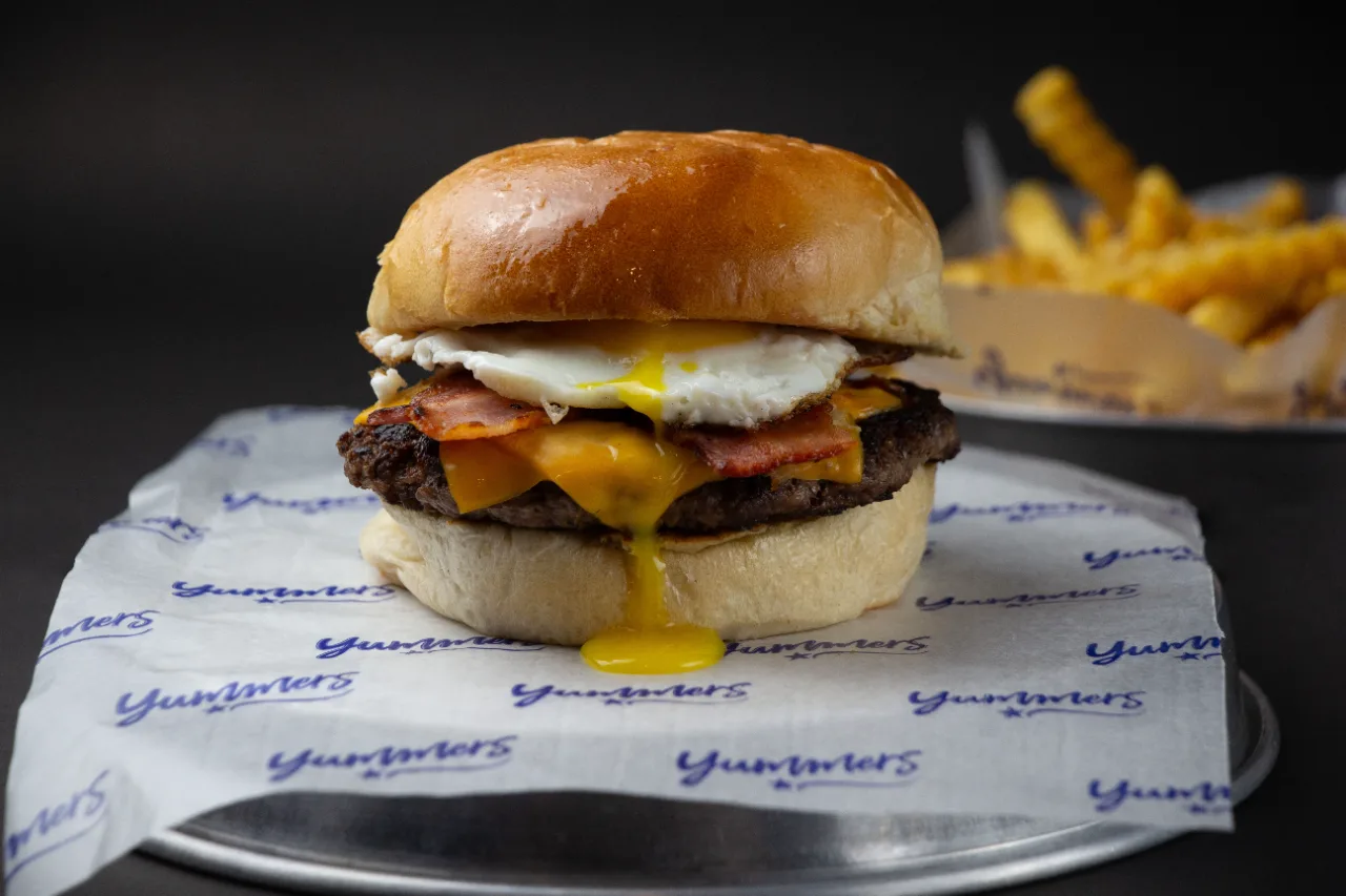 Hamburguesa con huevo y bacon — Yummers